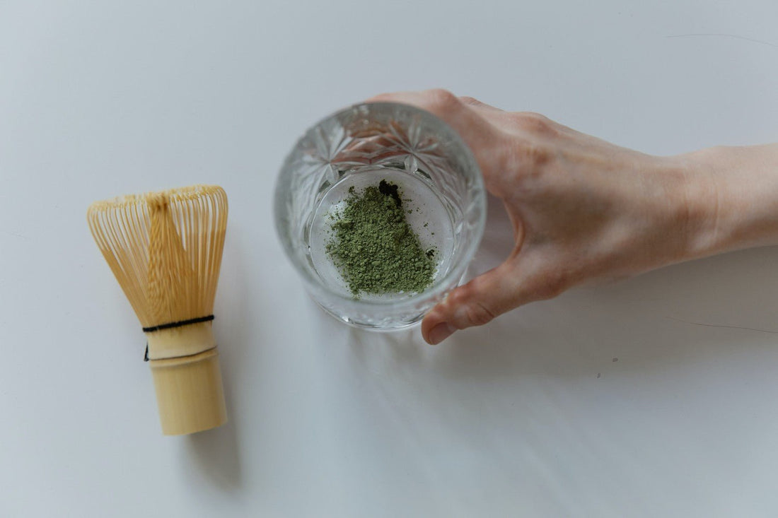 top view photo of green kratom powder on clear glass