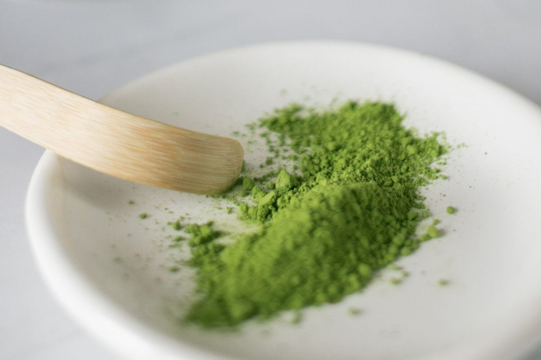 green kratom powder on plate