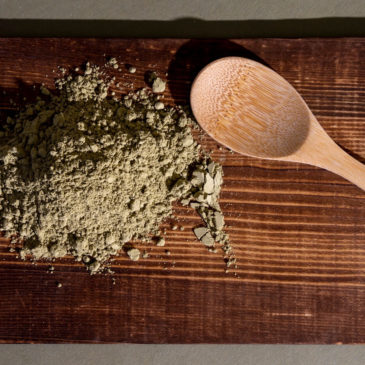 White Vein Kratom on a brown wooden board